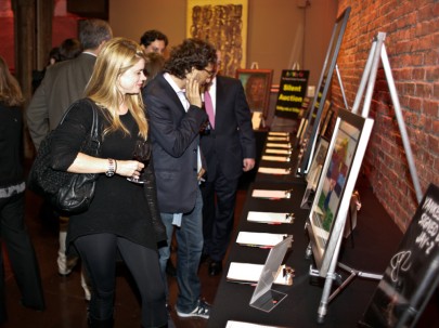 2010-benefit-attendees 2010 Benefit Attendees Browsing Auction Items at ArtWorks