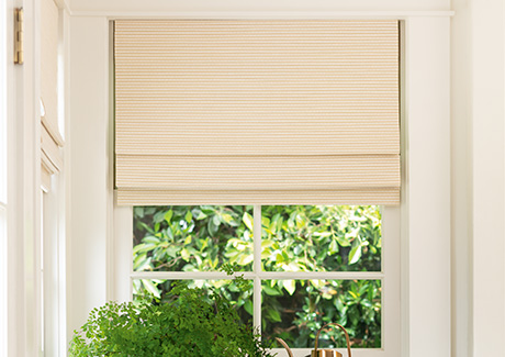 A Waterfall Woven Wood Shade made of Artisan Weaves Somerset in Cloud is installed in an inside mount application